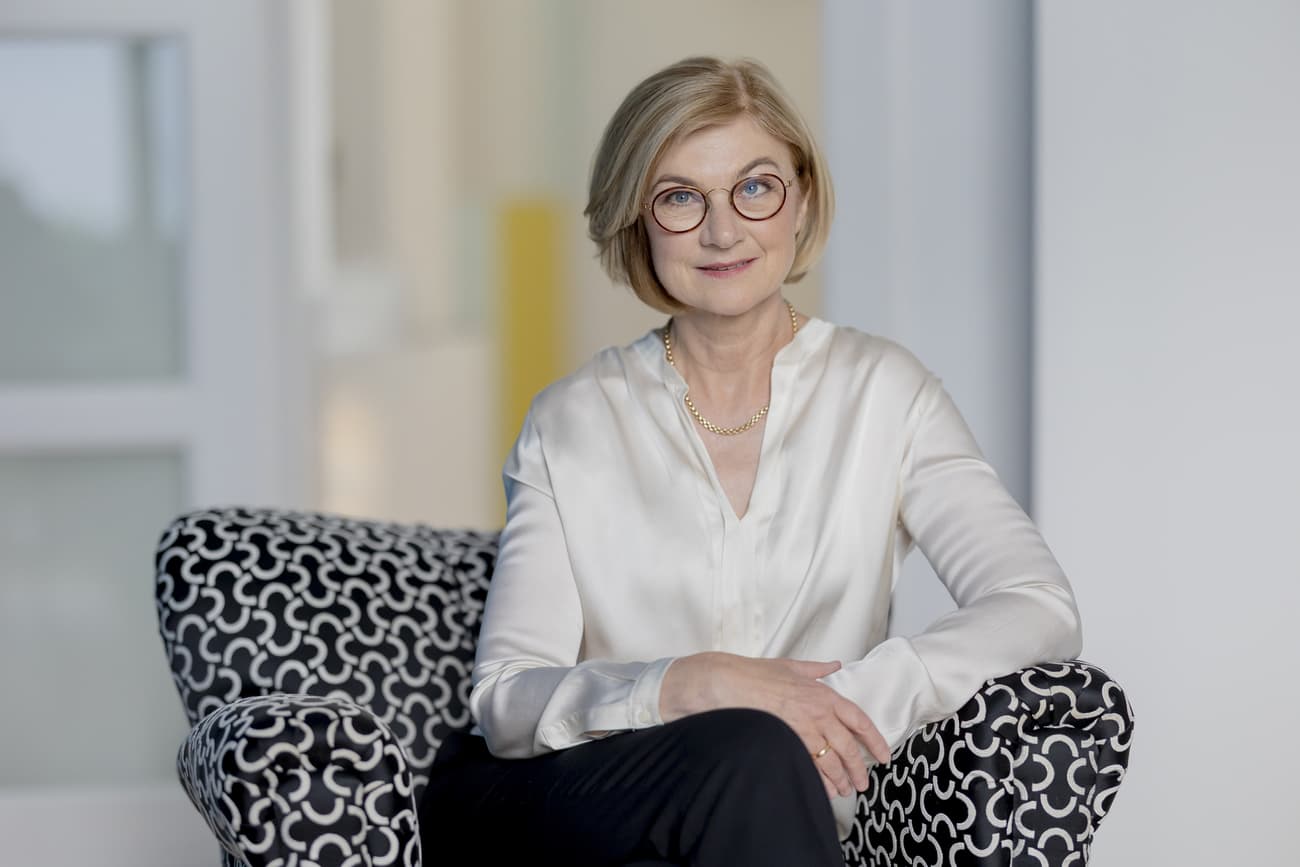 Karriereberaterin Melanie Schumacher sitzt in einem Sessel in ihrem Bonner Coachingraum