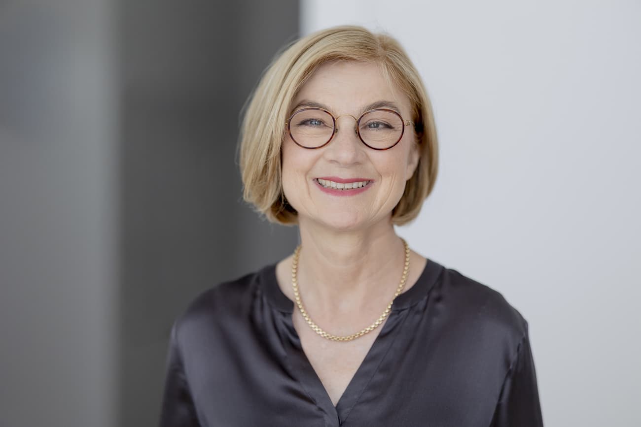 Karrierecoachin Melanie Schumacher lacht in die Kamera