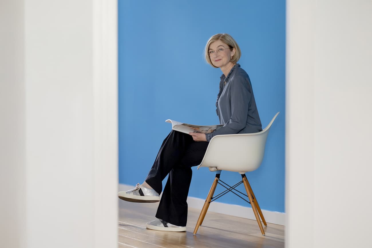 Die Karriereberaterin Melanie Schumacher sitzt in ihrem Bonner Coachingraum, fotografiert durch den Türrahmen