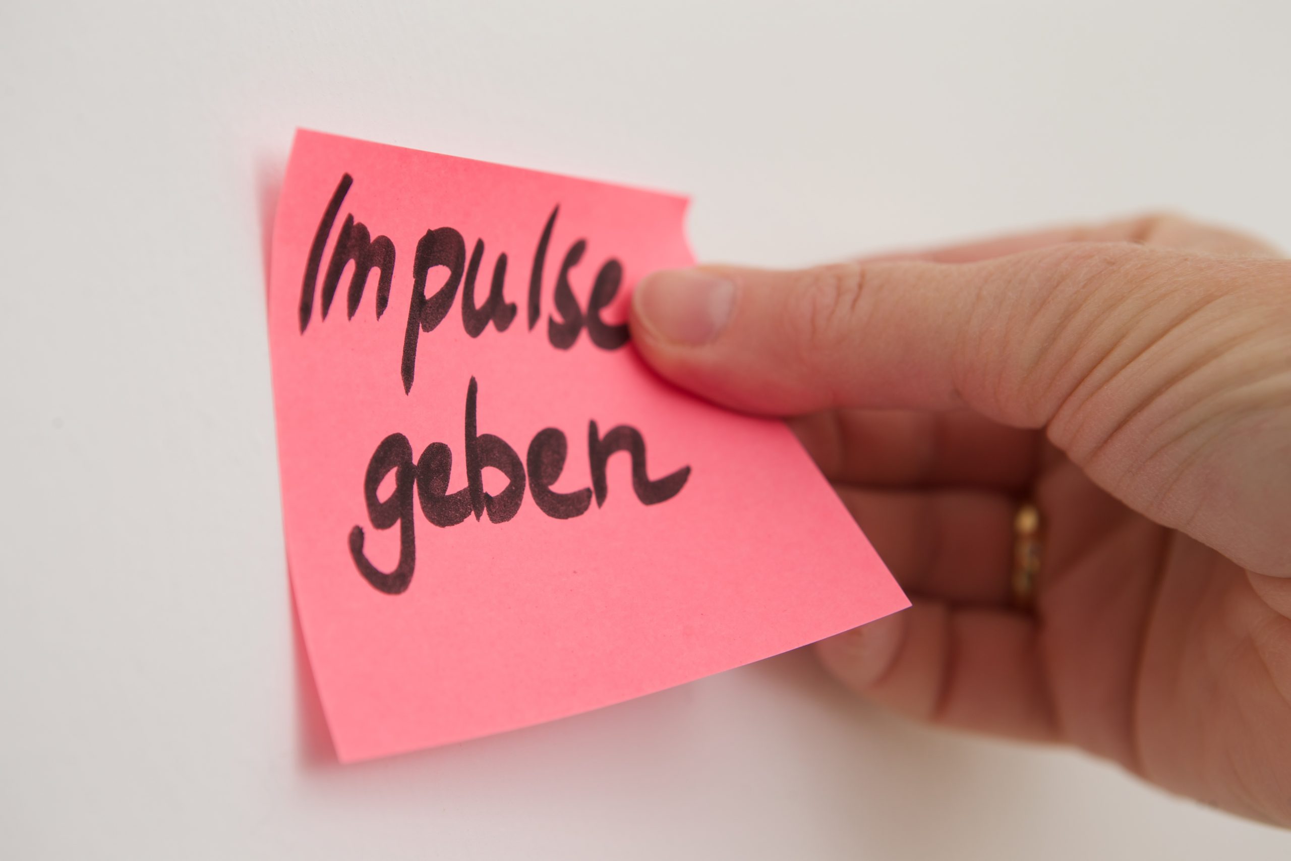 Karrierecoach Melanie Schumacher nutzt Klebezettel in ihrer Beratung. Hier ein Zettel mit der Schrift: "Impulse geben"